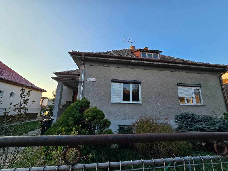 Rodinný dom s pozemkom 860 m2 - Rodinný dom na Slnečnej ulici v Novom Meste nad Váhom s predzáhradkou a upraveným okolím.