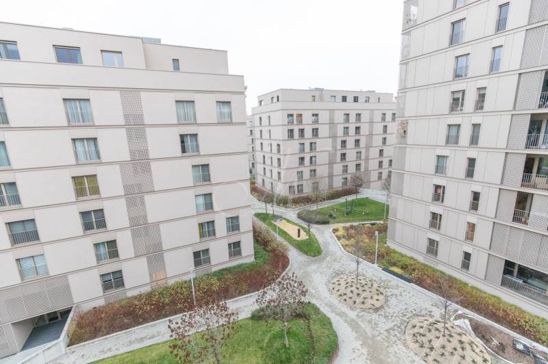 Zariadený 2i byt s lodžiou v rezidencii Pri Mýte - Bytové domy s vnútroblokom a zeleňou na Račianskej v Bratislave - Novom Meste.