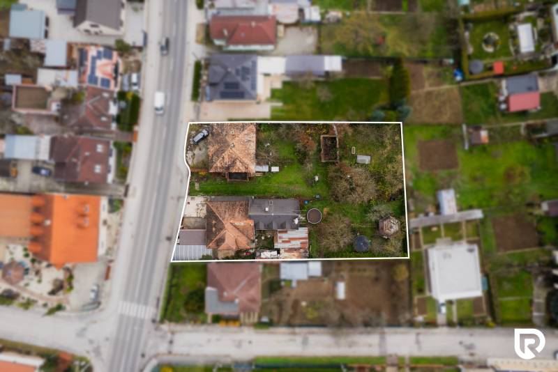 Pozemky s dvoma domami na prestavbu alebo novostavbu - Letecký pohľad na Rodinný dom s pozemkom na Partizánskej ulici v Bánovciach nad Bebravou.