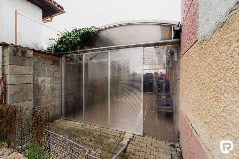 Pozemky s dvoma domami na prestavbu alebo novostavbu - Zastrešené skladovacie priestory pri rodinnom dome na Partizánskej ulici v Bánovciach nad Bebravou.