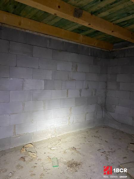 RODINNÝ DOM/CHALUPA VHODNÝ NA DOKONČENIE REKONŠTRUKCIE, ZLIECHOV - Surová miestnosť v chate s betónovými stenami a dreveným stropom.