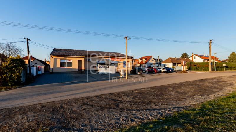 Stavebný pozemok na RD /dvojdom, pri lese za traťou, 1170m2, všetky IS - Ulica Borovicová v Lozorne zobrazuje Pozemky - bývanie s budovou a parkovaním.