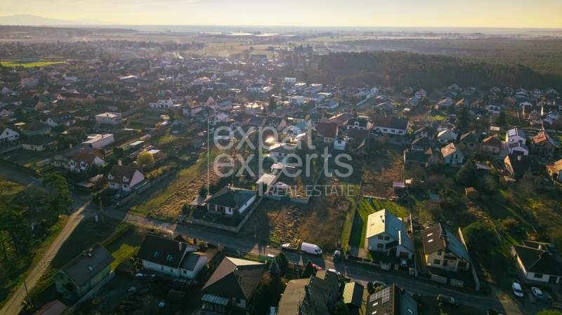 Stavebný pozemok na RD /dvojdom, pri lese za traťou, 1170m2, všetky IS - Letecký pohľad na rezidenčnú oblasť v Lozorne na Borovicovej ulici, pozemky - bývanie.