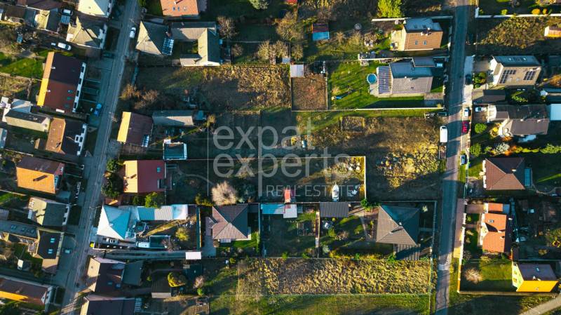 Stavebný pozemok na RD /dvojdom, pri lese za traťou, 1170m2, všetky IS - Letecký pohľad na domy a pozemky na Borovicovej ulici v Lozorne.