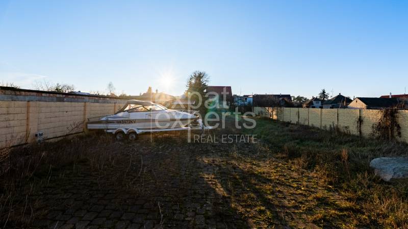 Stavebný pozemok na RD /dvojdom, pri lese za traťou, 1170m2, všetky IS - Pozemok na Borovicovej ulici v Lozorne s loďou a dláždeným povrchom.