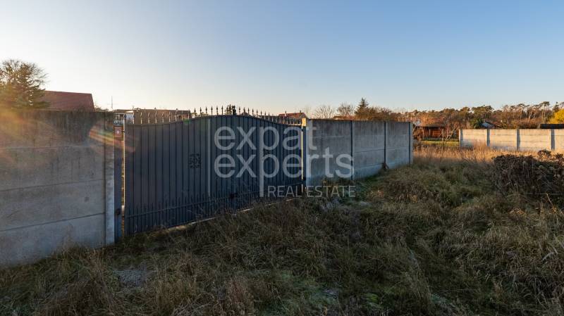 Stavebný pozemok na RD /dvojdom, pri lese za traťou, 1170m2, všetky IS - Oplotený pozemok na Borovicovej ulici v Lozorne vhodný na bývanie.