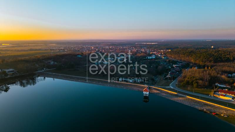 Stavebný pozemok na RD /dvojdom, pri lese za traťou, 1170m2, všetky IS - Západ slnka nad Lozornom, Borovicovou ulicou, zachytávajúci prírodné krásy pri pozemkoch na bývanie.