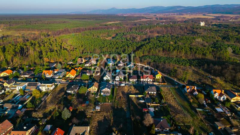 Stavebný pozemok na RD /dvojdom, pri lese za traťou, 1170m2, všetky IS - Letecký pohľad na domy a lesy na Borovicovej ulici v Lozorne, Pozemky - bývanie.