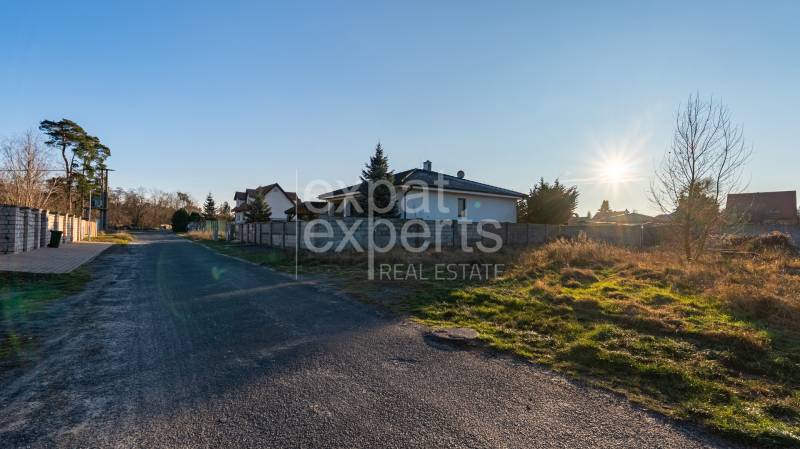 Stavebný pozemok na RD /dvojdom, pri lese za traťou, 1170m2, všetky IS - Slnečná ulica Borovicová v Lozorne, Pozemky - bývanie s domami a zeleňou.