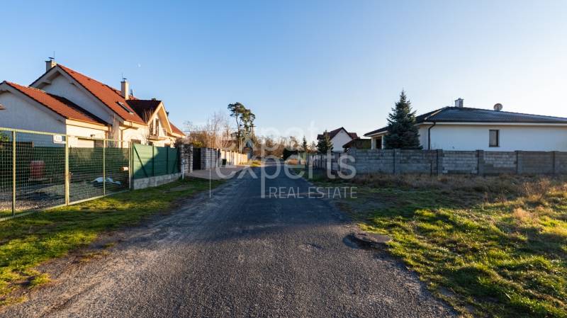 Stavebný pozemok na RD /dvojdom, pri lese za traťou, 1170m2, všetky IS - Ulica Borovicová v Lozorne s domami a pozemkami na bývanie, trávnaté plochy.