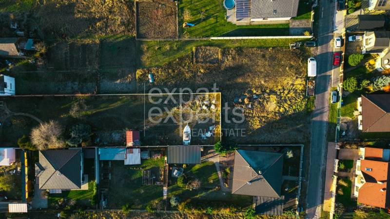 Stavebný pozemok na RD /dvojdom, pri lese za traťou, 1170m2, všetky IS - Letecký pohľad na pozemky na Borovicovej ulici v Lozorne pre bývanie.