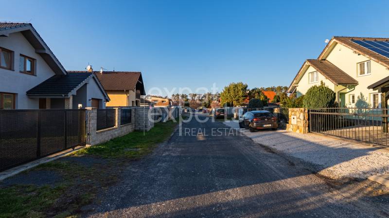 Stavebný pozemok na RD /dvojdom, pri lese za traťou, 1170m2, všetky IS - Domy na Borovicovej ulici v Lozorne ponúkajú pokojné bývanie na pozemkoch.