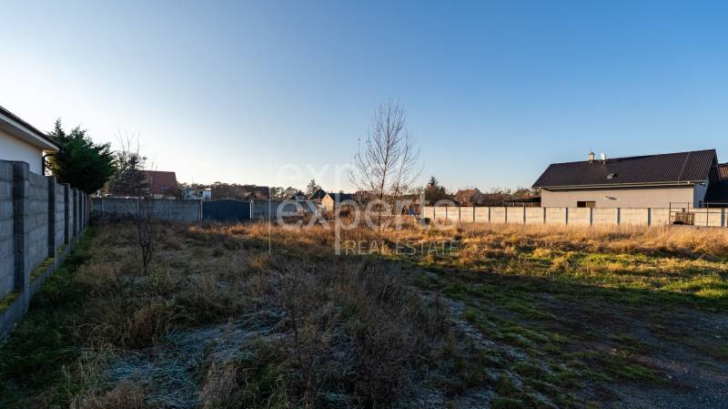 Stavebný pozemok na RD /dvojdom, pri lese za traťou, 1170m2, všetky IS - Pozemok na bývanie na Borovicovej ulici v Lozorne, ohradený plotom, s trávnatým porastom.