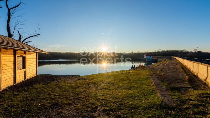 Stavebný pozemok na RD /dvojdom, pri lese za traťou, 1170m2, všetky IS - Jazero so západom slnka pri Lozorne na Borovicovej ulici, vhodné pre pozemky - bývanie.