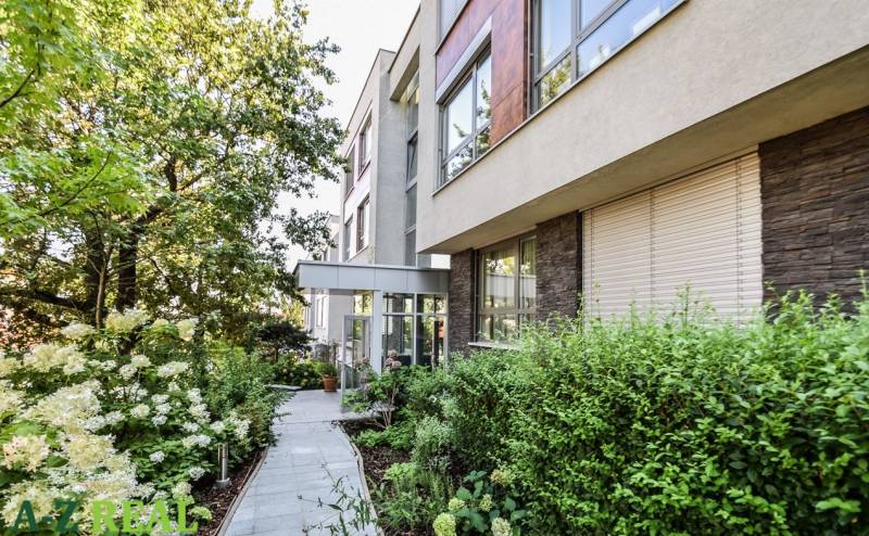 Prenájom exluzívneho 3 izbového apartmánu v Diplomat Parku. - Bytový dom na Mudroňovej ulici v Bratislave - Starom Meste, obklopený zeleňou a záhradou.