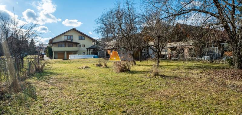 Obrovská vila pre luxusný život aj podnikanie (pripravujeme) - Vila s rozľahlou záhradou na ulici Andreja Sládkoviča v Žarnovici.