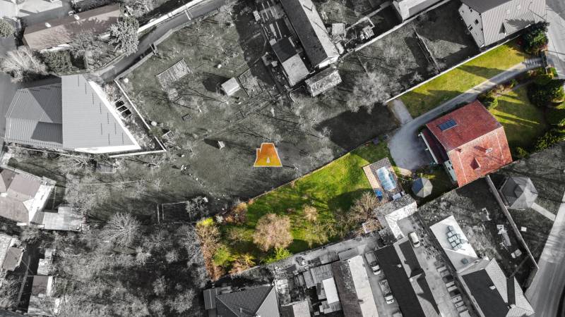 Obrovská vila pre luxusný život aj podnikanie (pripravujeme) - Letecký pohľad na záhradu a dom vo vile na ulici Andreja Sládkoviča v Žarnovici.