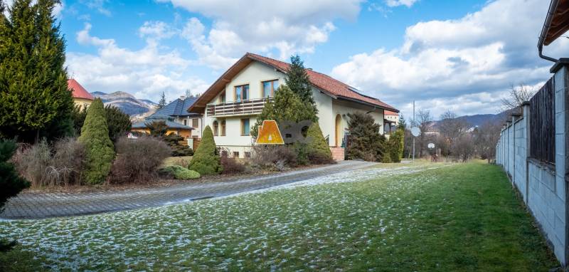 Obrovská vila pre luxusný život aj podnikanie (pripravujeme) - Vila v Žarnovici na ulici Andreja Sládkoviča obklopená zeleňou a horami.