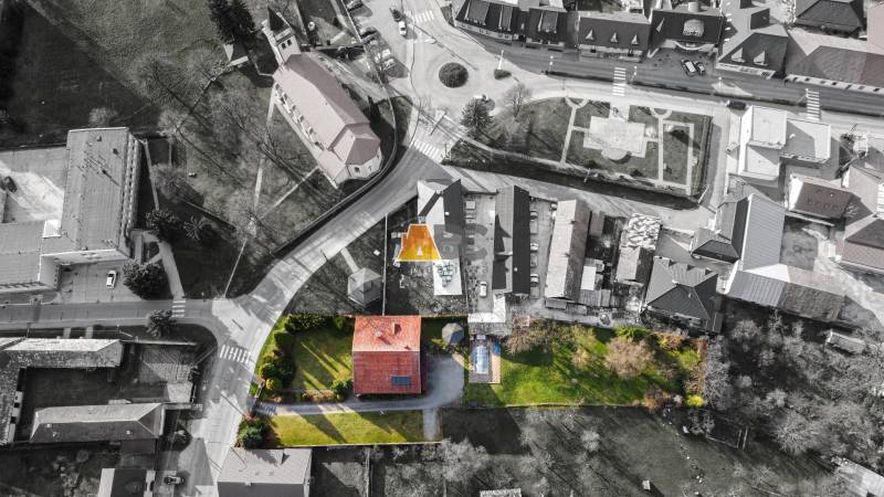 Obrovská vila pre luxusný život aj podnikanie (pripravujeme) - Letecký pohľad na vilu v Žarnovici na ulici Andreja Sládkoviča s priestrannou záhradou.
