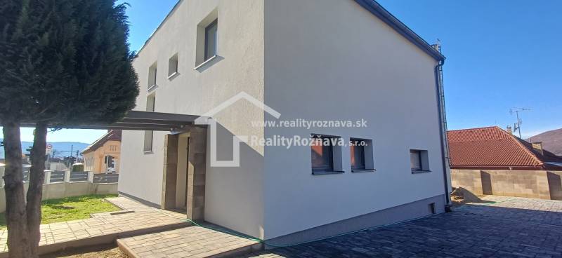 PREDAJ/ Kompletne zrekonštruovaný rodinný dom v Rožňave - Rodinný dom na Košickej ulici v Rožňave s oploteným dvorom a dláždeným chodníkom.
