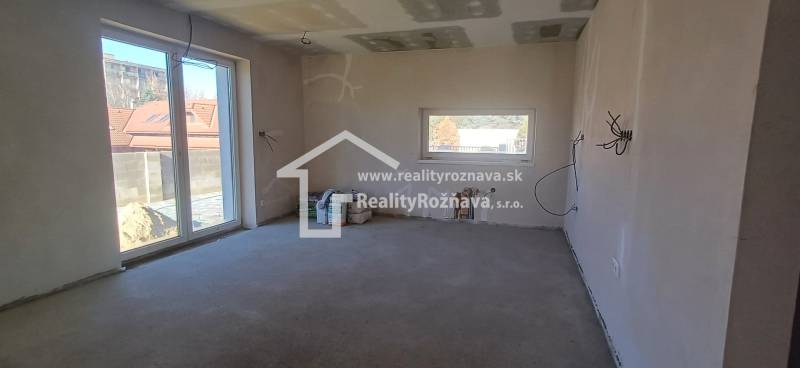 PREDAJ/ Kompletne zrekonštruovaný rodinný dom v Rožňave - Izba v rodinnom dome s veľkým oknom a základnou podlahou, čaká na dokončenie.