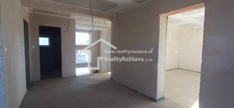 PREDAJ/ Kompletne zrekonštruovaný rodinný dom v Rožňave - Interiér rodinného domu v procese rekonštrukcie s novou omietkou a prípravou na elektroinštaláciu.