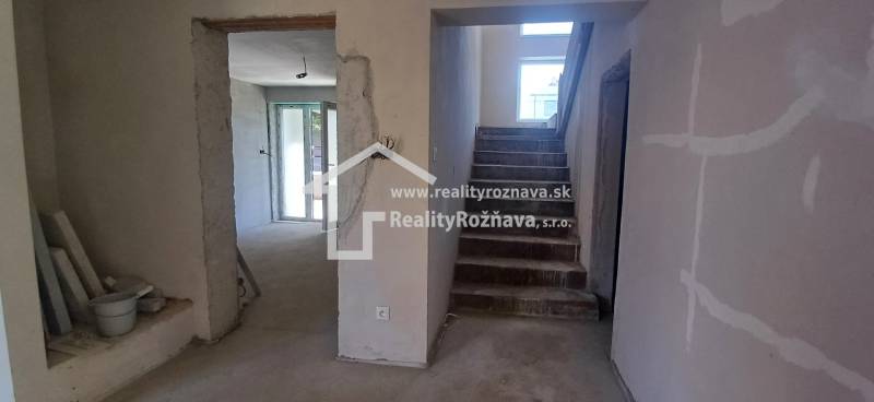 PREDAJ/ Kompletne zrekonštruovaný rodinný dom v Rožňave - Oceľové schody a surové steny v rodinnom dome s pripravovaným interiérom.