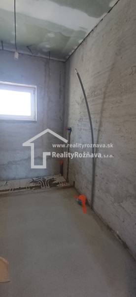 PREDAJ/ Kompletne zrekonštruovaný rodinný dom v Rožňave - Interiér rodinného domu vo výstavbe s oknom a prípravou na inštaláciu rozvodov.