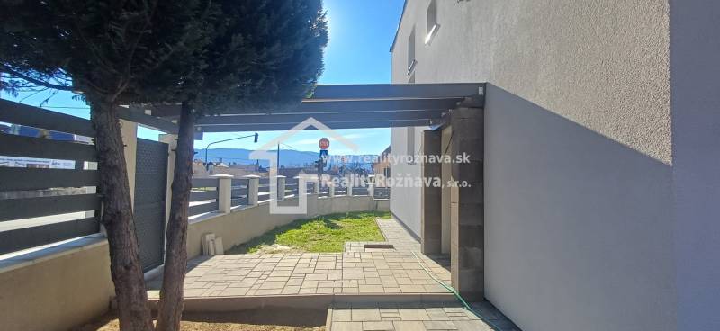 PREDAJ/ Kompletne zrekonštruovaný rodinný dom v Rožňave - Dvor rodinného domu na Košickej ulici v Rožňave s dreveným plotom a stromom.