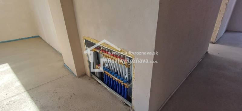 PREDAJ/ Kompletne zrekonštruovaný rodinný dom v Rožňave - Inštalácia rozvodov kúrenia v rodinnom dome s betónovou podlahou.