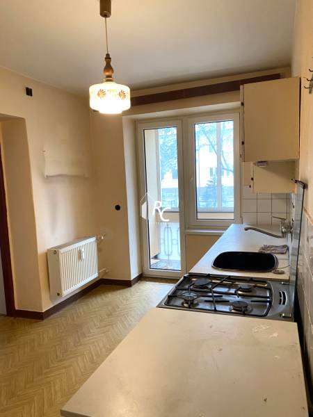 REZERVOVANÉ - Veľký 2-izbový byt s loggiou v centre Martina - Kuchyňa v 2-izbovom byte s plynovým sporákom a podlahou s dreveným dekorom.