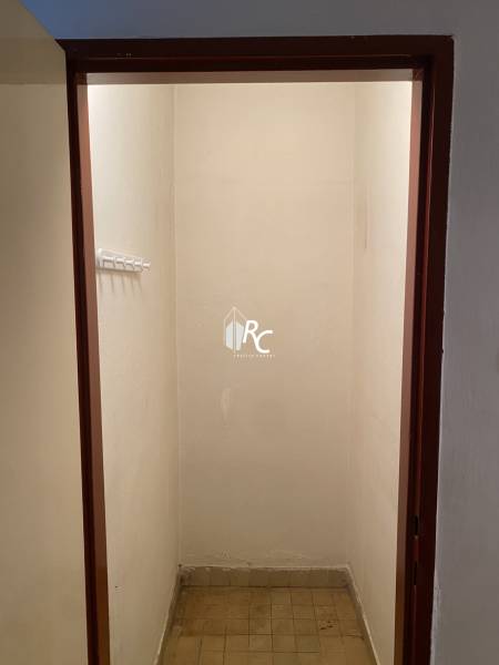 REZERVOVANÉ - Veľký 2-izbový byt s loggiou v centre Martina - Malý úložný priestor s dlažbou v 2-izbovom byte.