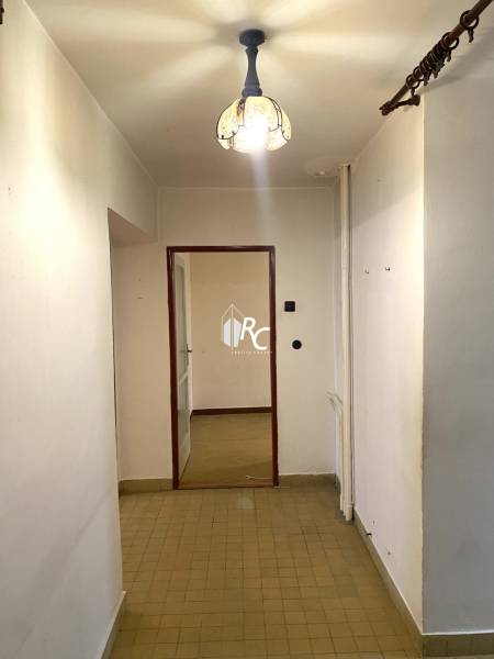 REZERVOVANÉ - Veľký 2-izbový byt s loggiou v centre Martina - Chodba s dlažbou a lustrom, vedúca do miestnosti v 2-izbovom byte.