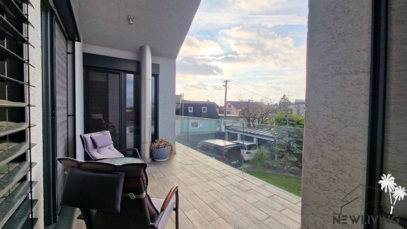 NADŠTANDARDNÝ 5 izbový dom Jánošíkova / Piešťany - Terasa v rodinnom dome na Jánošíkovej ulici v Piešťanoch s výhľadom na dvor.