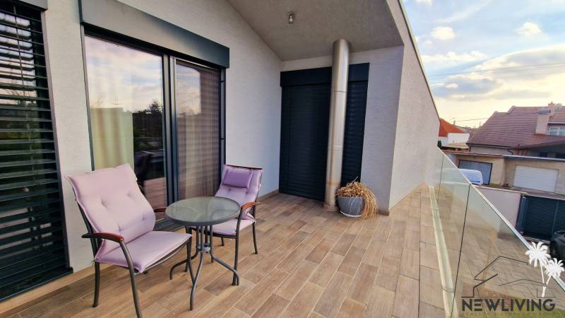 NADŠTANDARDNÝ 5 izbový dom Jánošíkova / Piešťany - Na ulici Jánošíkova je terasa rodinného domu s útulným posedením.