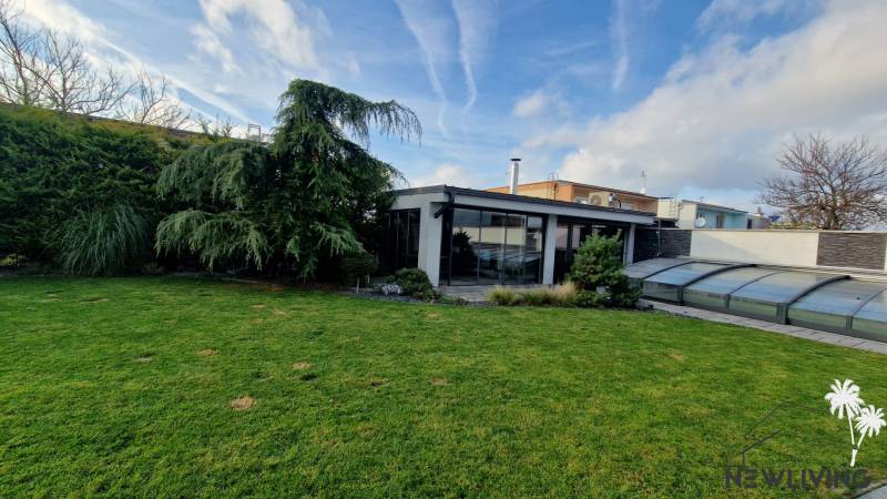 NADŠTANDARDNÝ 5 izbový dom Jánošíkova / Piešťany - Rodinný dom na Jánošíkovej ulici v Piešťanoch, s pozemkom a bazénom v záhrade.