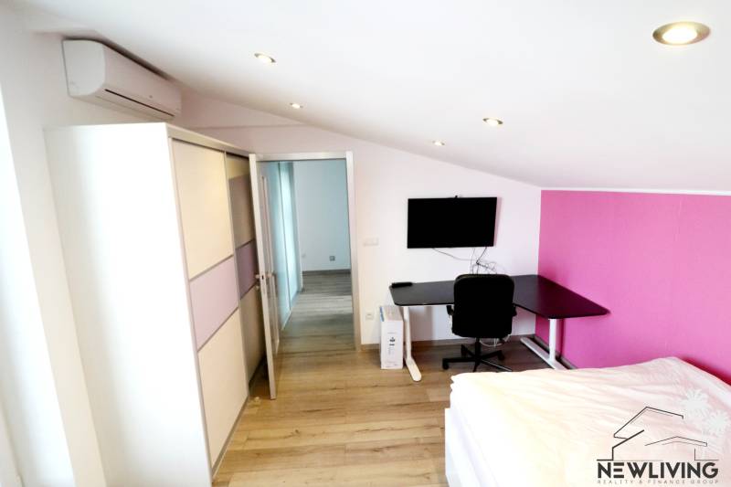 NADŠTANDARDNÝ 5 izbový dom Jánošíkova / Piešťany - Izba v rodinnom dome s podlahou s dreveným dekorom, pracovným stolom a klimatizáciou.