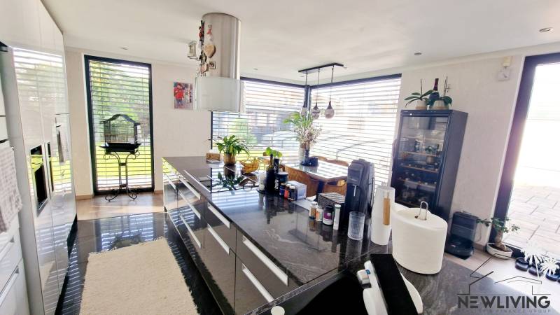 NADŠTANDARDNÝ 5 izbový dom Jánošíkova / Piešťany - Kuchyňa v rodinnom dome s ostrovčekom, rastlinami a vtáčou klietkou.