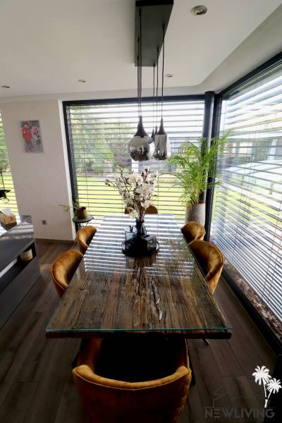 NADŠTANDARDNÝ 5 izbový dom Jánošíkova / Piešťany - Jedálenský stôl s kvetmi, podlaha s dreveným dekorom, Rodinný dom.