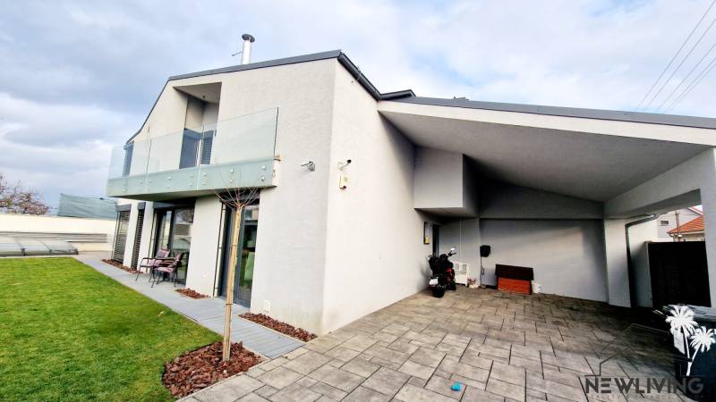 NADŠTANDARDNÝ 5 izbový dom Jánošíkova / Piešťany - Rodinný dom na Jánošíkovej ulici v Piešťanoch s terasou a záhradou.