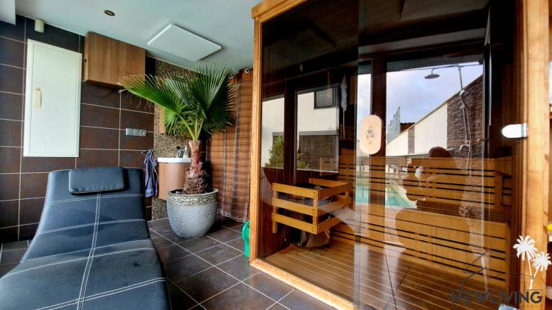 NADŠTANDARDNÝ 5 izbový dom Jánošíkova / Piešťany - Izba s čiernym ležadlom, saunou a palmou, na ulici Jánošíkova a Rodinný dom.