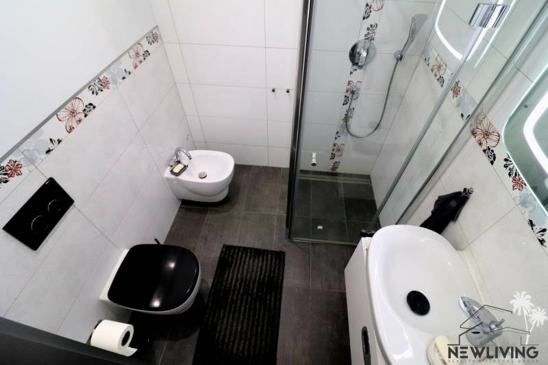 NADŠTANDARDNÝ 5 izbový dom Jánošíkova / Piešťany - Kúpeľňa v rodinnom dome s farebnou dlažbou, sprchovým kútom a umývadlom.