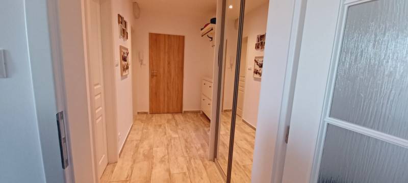 Na predaj 3izbový byt Tranovského , Dúbravka - Chodba v 3-izbovom byte s podlahou s dreveným dekorom a vstavanou skriňou.