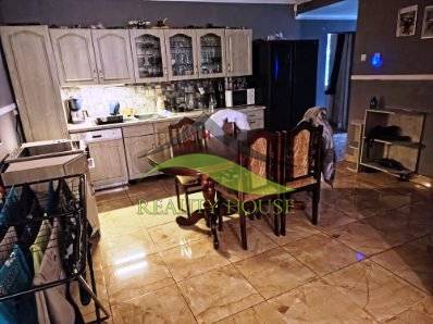 Rodinný dom na veľkorysom pozemku v Drahňove. - Kuchyňa v rodinnom dome s keramickou dlažbou, drevené skrinky a jedálenský stôl.