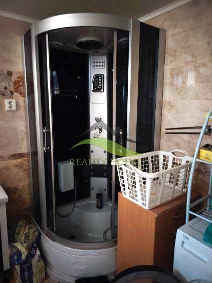 Rodinný dom na veľkorysom pozemku v Drahňove. - Kúpeľňa v rodinnom dome s masážnym sprchovým kútom a košom na bielizeň.