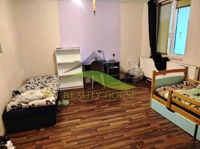 Rodinný dom na veľkorysom pozemku v Drahňove. - Interiér rodinného domu s posteľami a podlahou s dreveným dekorom.