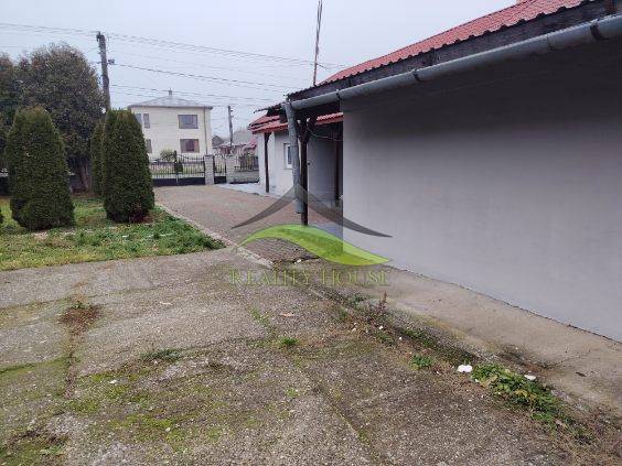 Rodinný dom na veľkorysom pozemku v Drahňove. - Rodinný dom v Drahňove s príjazdovou cestou a upraveným dvorom.