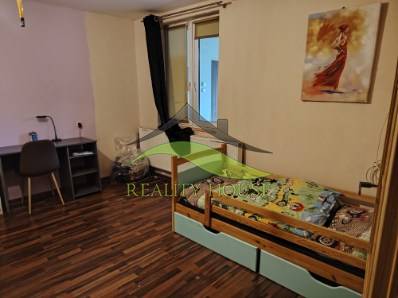 Rodinný dom na veľkorysom pozemku v Drahňove. - Detská izba v rodinnom dome s podlahou s dreveným dekorom a pracovným kútom.