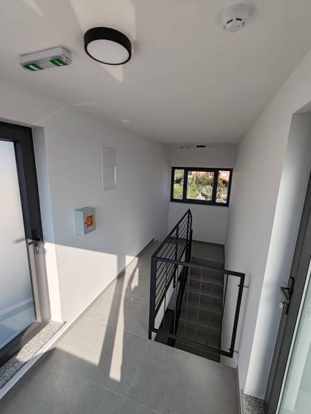 CHORVÁTSKO - Apartmány na ostrove VIR, Zadar - Svetlá hala so schodiskom a oknami, 3-izbový byt.