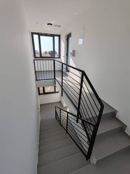 CHORVÁTSKO - Apartmány na ostrove VIR, Zadar - Schodisko s kovovým zábradlím a oknom v 3-izbovom byte.